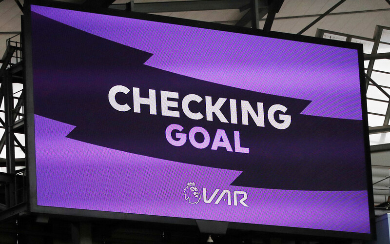 VAR là gì trong bóng đá? Ưu và nhược điểm của công nghệ VAR